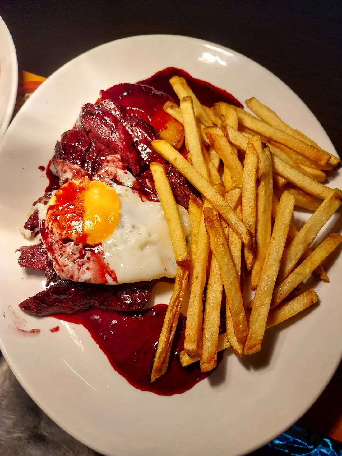Bife com ovo estrelado e batata frita