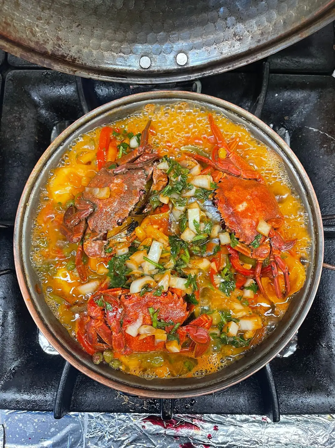 Cataplana a ferver, com marisco