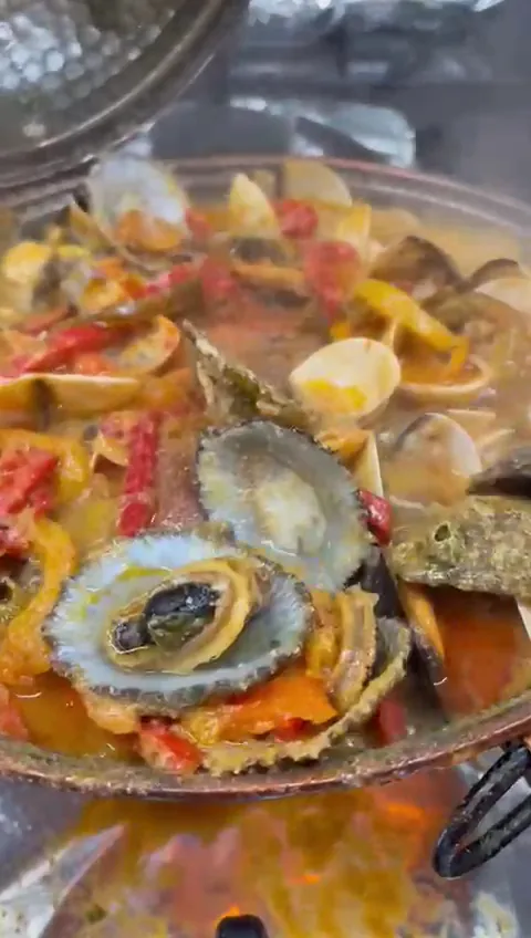 Cataplana com lapas e amêijoas