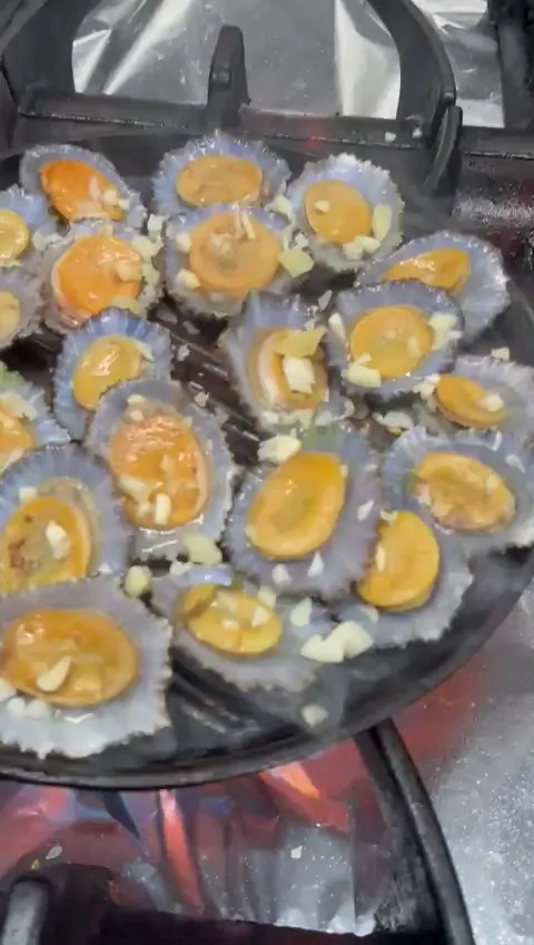 Lapas a grelhar com alho, na frigideira