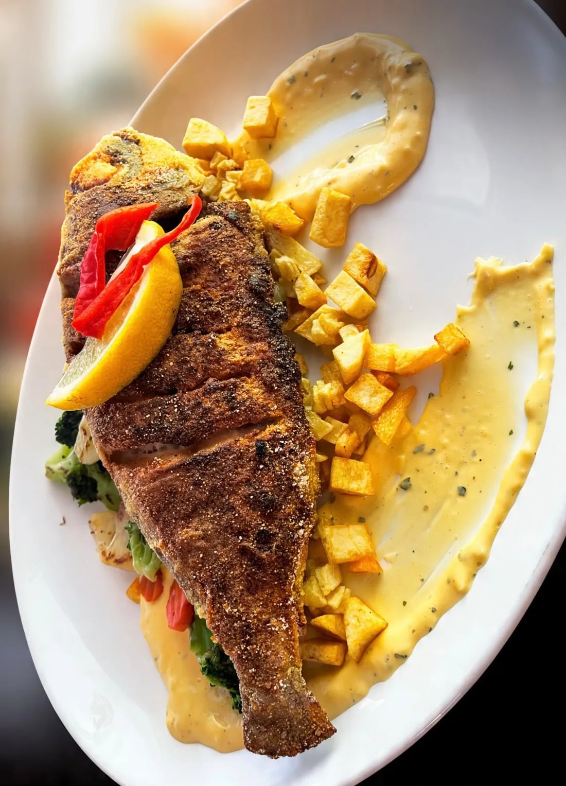 Peixe frito com batata e limão