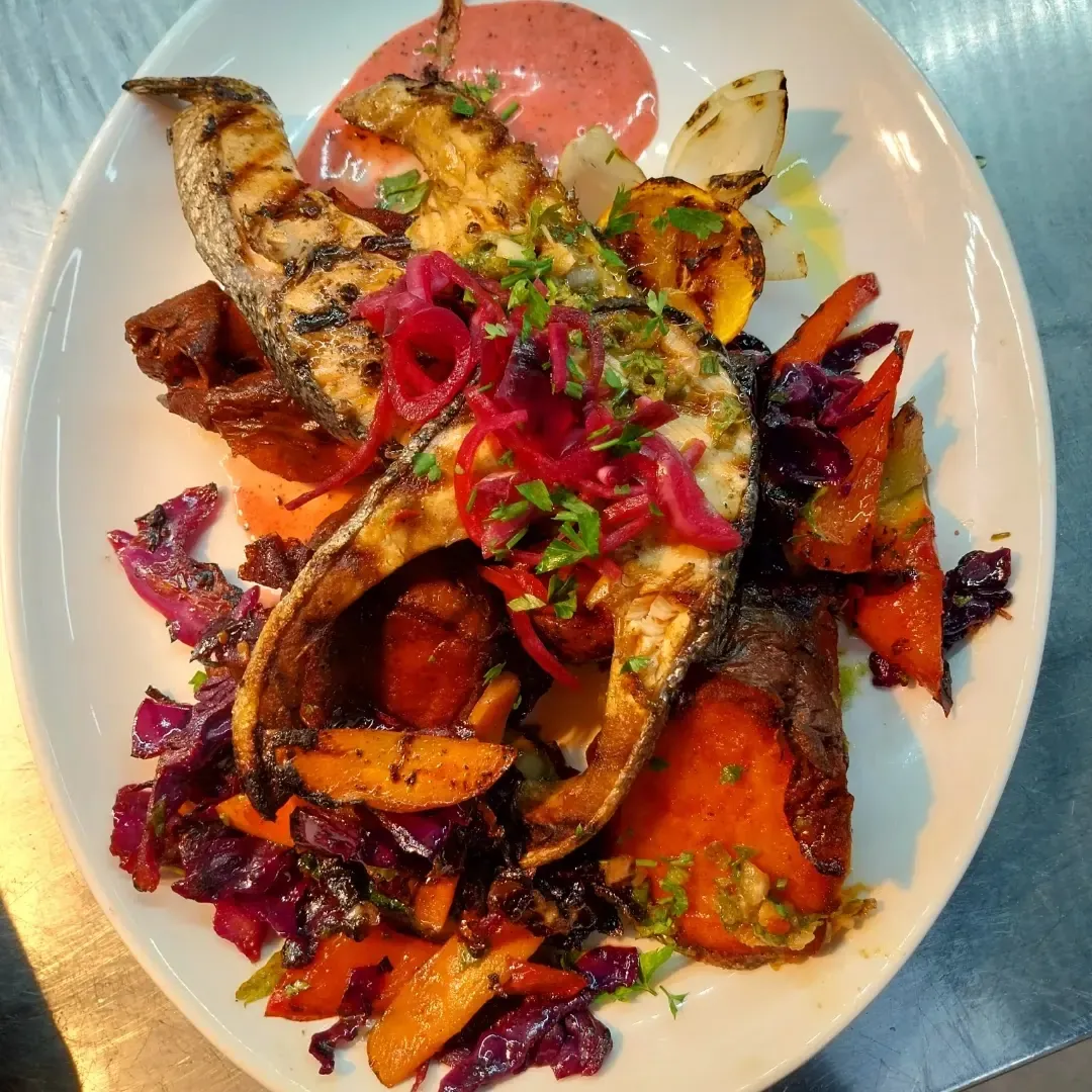 Peixe grelhado com legumes assados