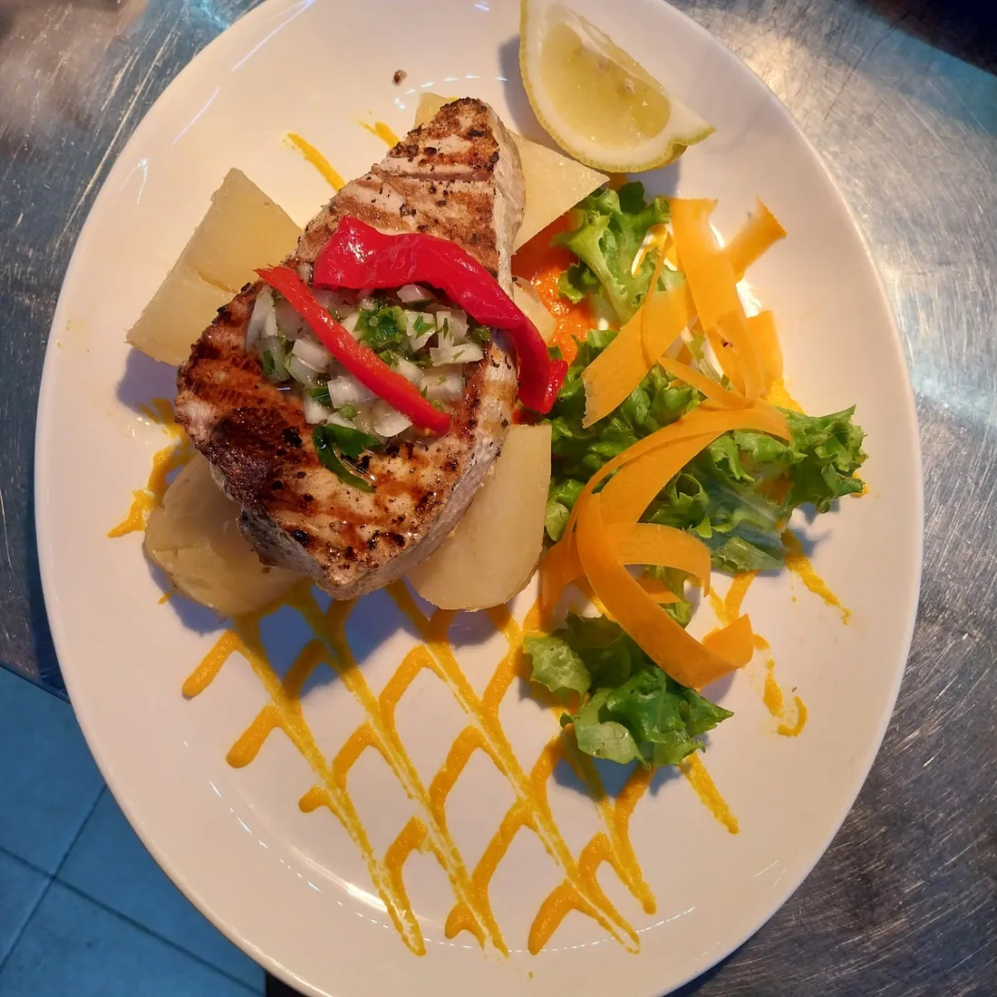 Posta de peixe grelhada com legumes